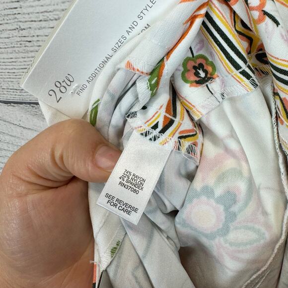 Cato Plus Size Colorful Floral Printed High Rise Cropped Pants Size 28W - Picture 8 of 9